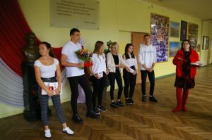 Na zdjęciu Samorząd Szkolny z opiekunem, mgr Beatą Jasiak