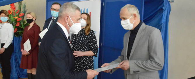 Na zdjęciu wicedyrektor Norbert Kutyła odbierający nagrodę z rąk Świętokrzyskiego Kuratora Oświaty