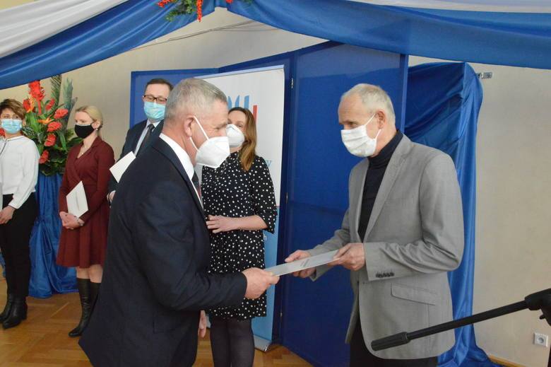 Na zdjęciu wicedyrektor Norbert Kutyła odbierający nagrodę z rąk Świętokrzyskiego Kuratora Oświaty