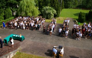 Społeczność II LO podczas uroczystości zakończenia roku szkolnego 2020/2021