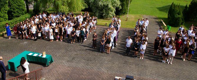 Społeczność II LO podczas uroczystości zakończenia roku szkolnego 2020/2021