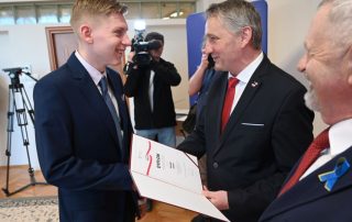 Kacper odbierający nagrodę z rąk wojewody świętokrzyskiego
