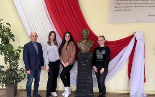 Wicedyrektor szkoły, pan Norbert Kutyła z uczestniczkami VII Ogólnopolskiej Olimpiady Wiedzy o Bezpieczeństwie i Obronności