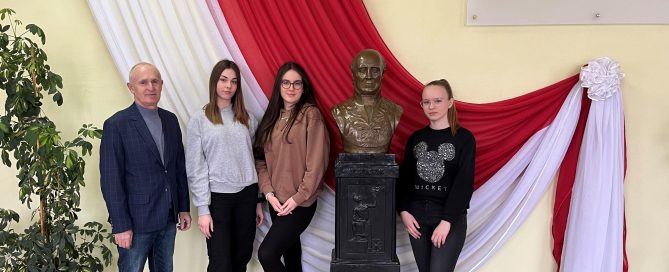 Wicedyrektor szkoły, pan Norbert Kutyła z uczestniczkami VII Ogólnopolskiej Olimpiady Wiedzy o Bezpieczeństwie i Obronności