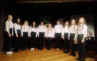 Uczennice Staszica w XXI Powiatowym Konkursie Pieśni i Poezji Patriotycznej "Kocham moją Ojczyznę"