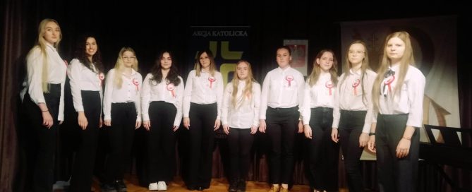 Uczennice Staszica w XXI Powiatowym Konkursie Pieśni i Poezji Patriotycznej "Kocham moją Ojczyznę"