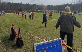 Rywalizacja dziewcząt na dystansie 800 m