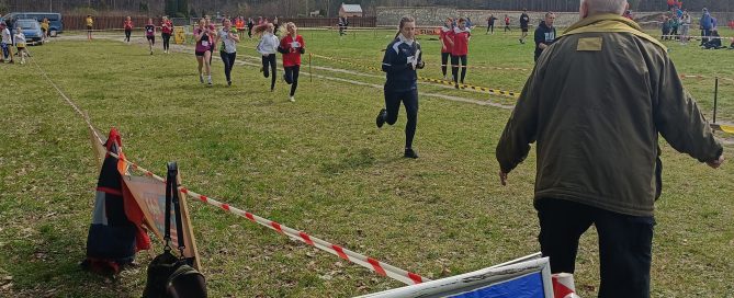 Rywalizacja dziewcząt na dystansie 800 m