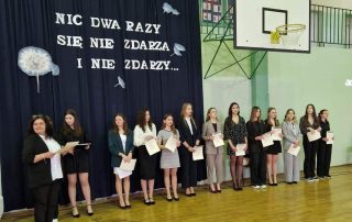 Dyrektor Szkoły i nagrodzeni maturzyści