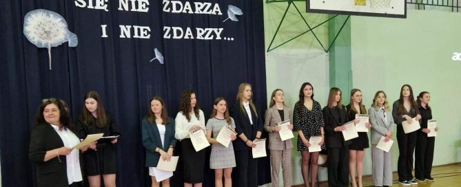 Dyrektor Szkoły i nagrodzeni maturzyści