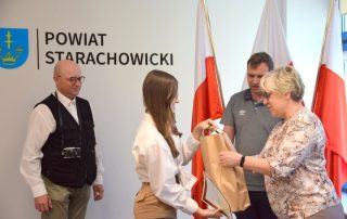 Nikola Cheda odbierająca nagrodę i dyplom