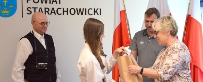 Nikola Cheda odbierająca nagrodę i dyplom