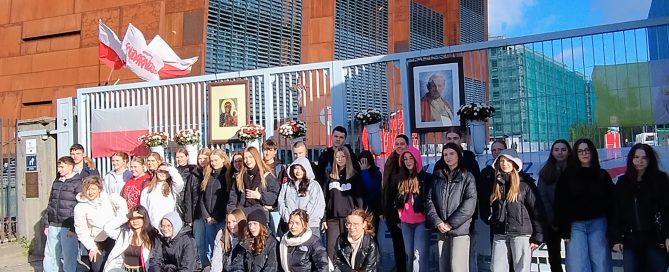 Uczniowie pod Bramą Stoczni Gdańskiej